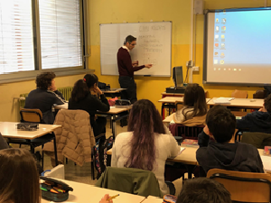 Mr Sal in una classe terza